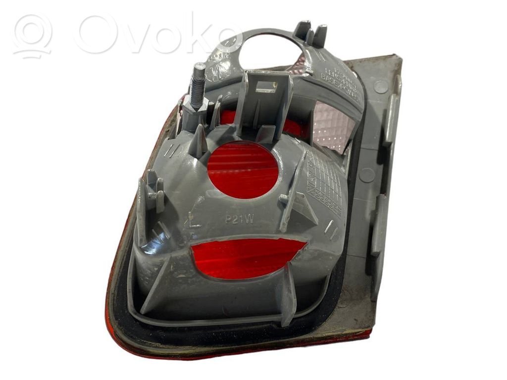 Aizmugurējais lukturis pārsegā