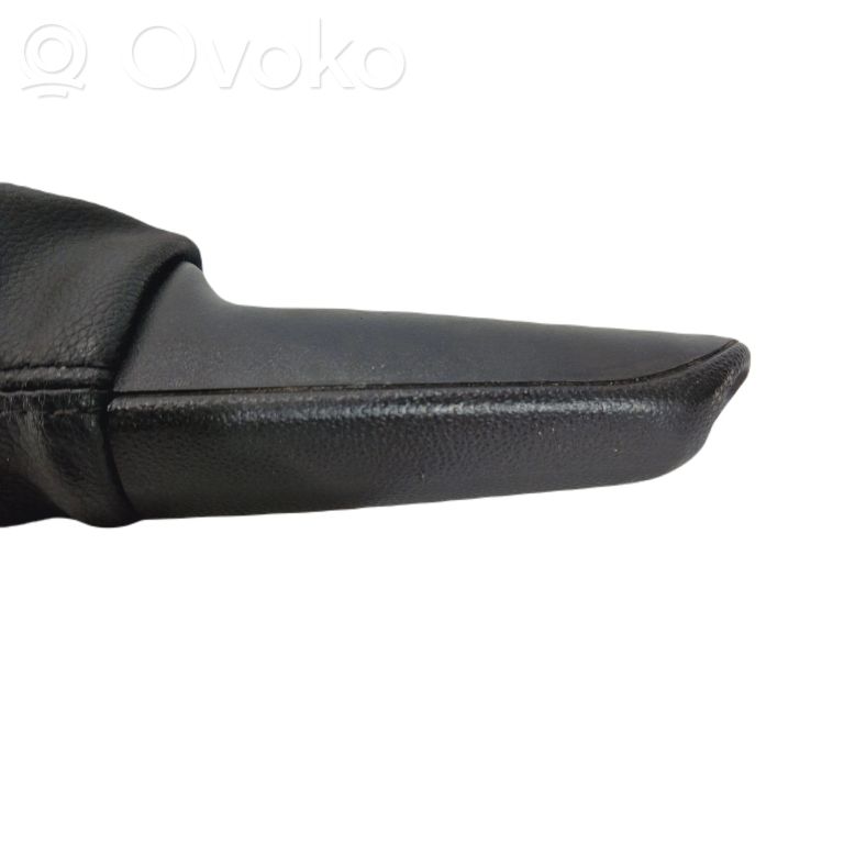 Rokas bremzes mehānisms (salonā)