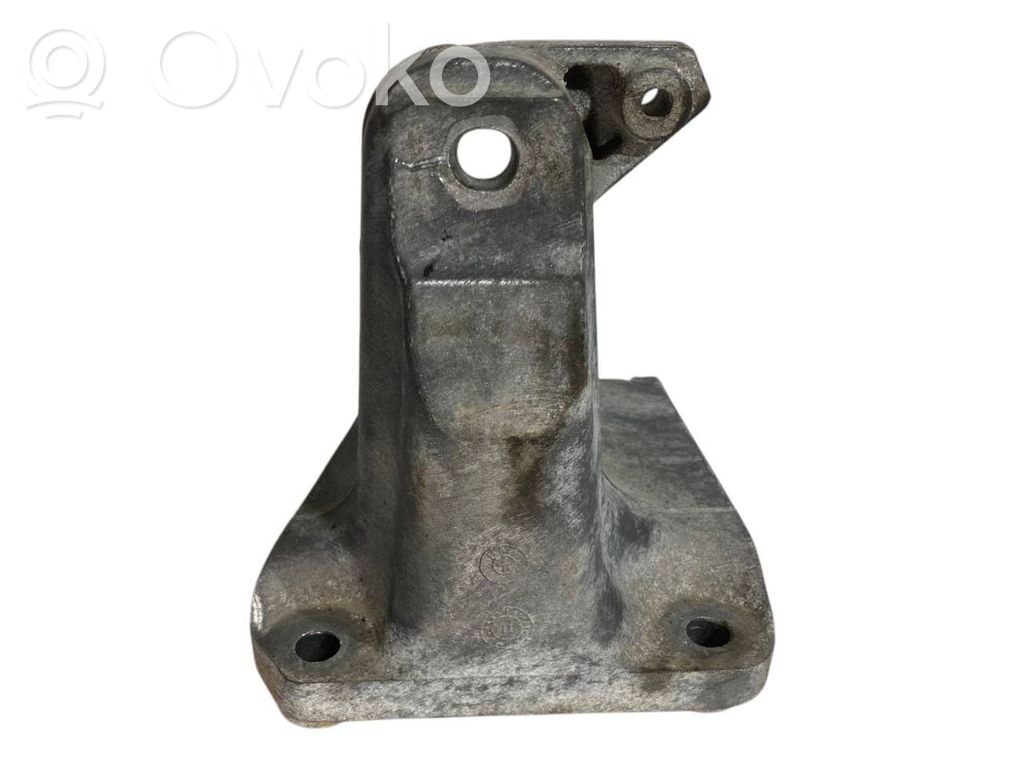 Engine mounting bracket