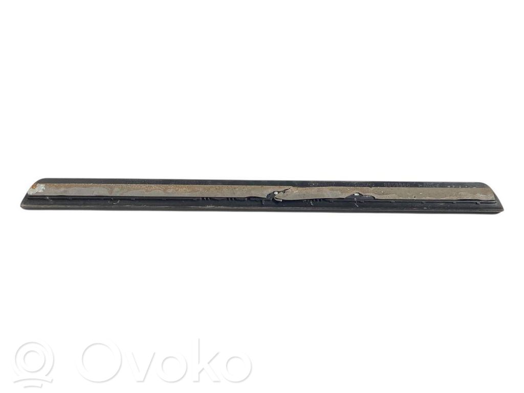 Priekšējā sliekšņa dekoratīvā apdare (iekšējā)