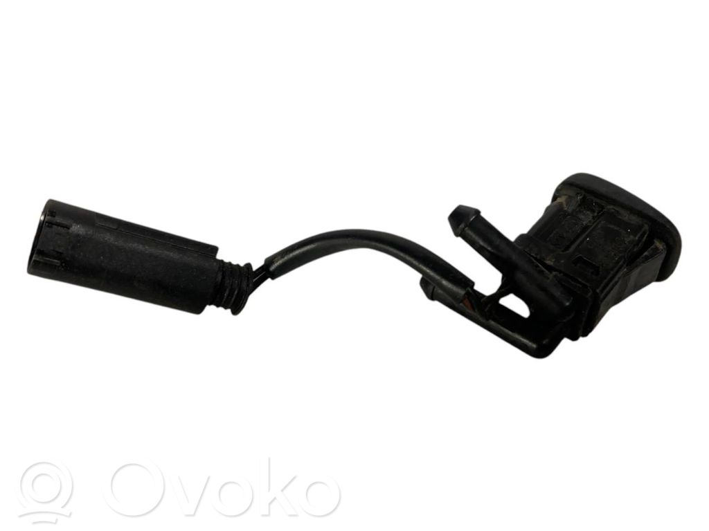 Mazgāšanas šķidruma smidzinātājs (-i) priekšējam logam