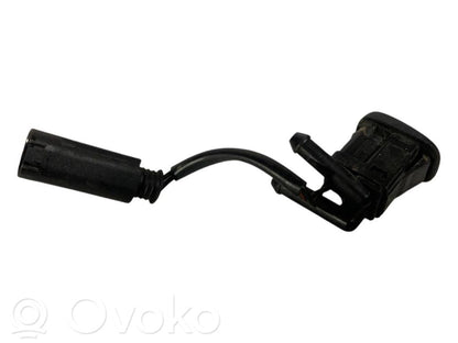 Mazgāšanas šķidruma smidzinātājs (-i) priekšējam logam