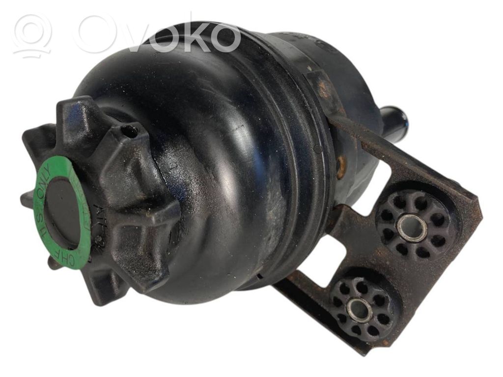 Stūres pastiprinātāja šķidruma tvertne