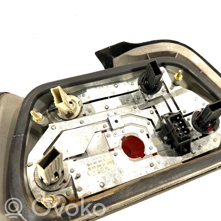 Aizmugurējais lukturis virsbūvē