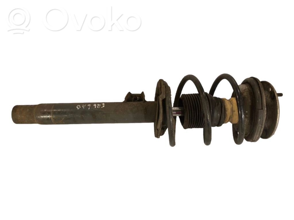 Priekšpusē amortizators ar atsperi