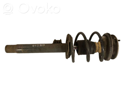 Priekšpusē amortizators ar atsperi