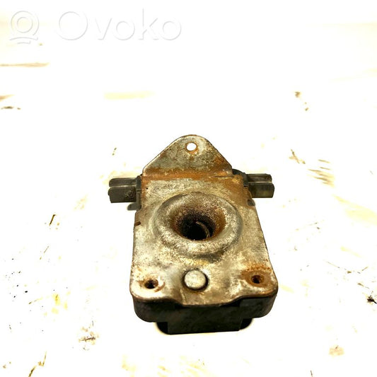 Dzinēja pārsega slēdzene