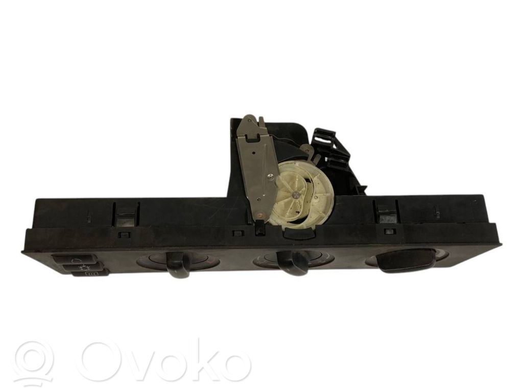 Air conditioning / climate control / interior heating control unit (in the passenger compartment)