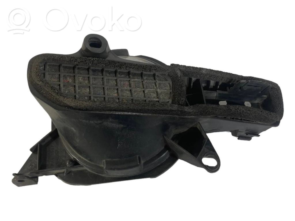 Skaļrunis (-i) aizmugurējā palodzē