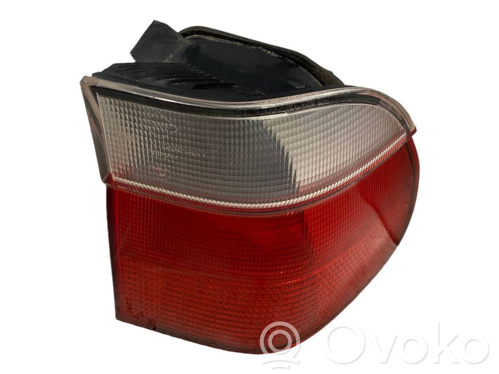 Aizmugurējais lukturis virsbūvē