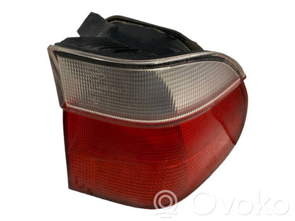 Aizmugurējais lukturis virsbūvē