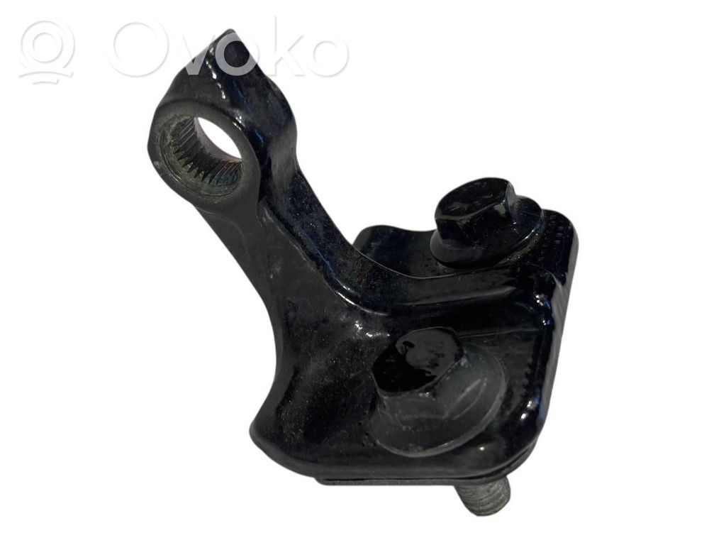 Aizmugurē apakšējā vira (eņģe)