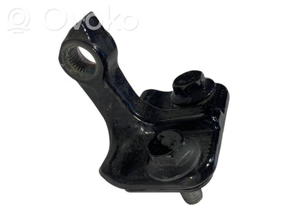 Aizmugurē apakšējā vira (eņģe)