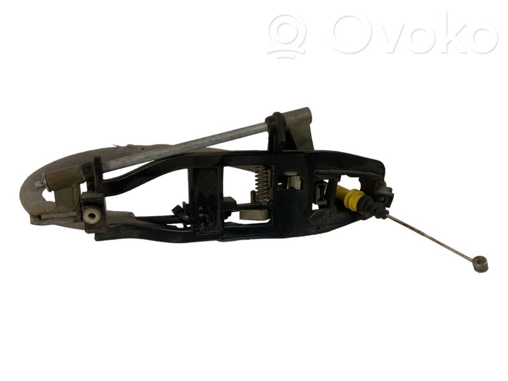 Priekšpusē turētājs / kronšteins ārējam atvēršanas rokturim