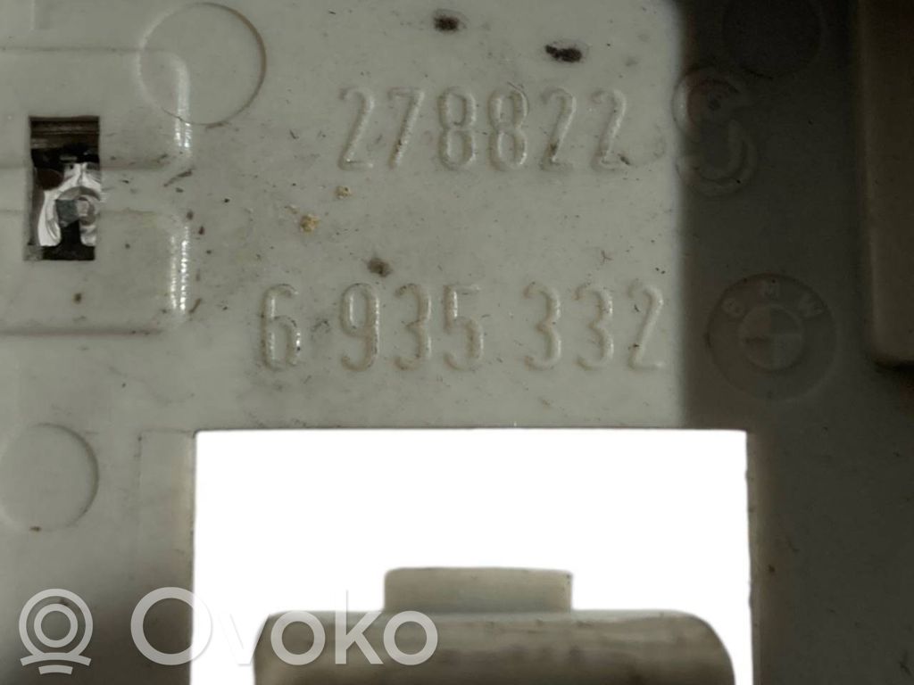 Держатель крышки заднего фонаря