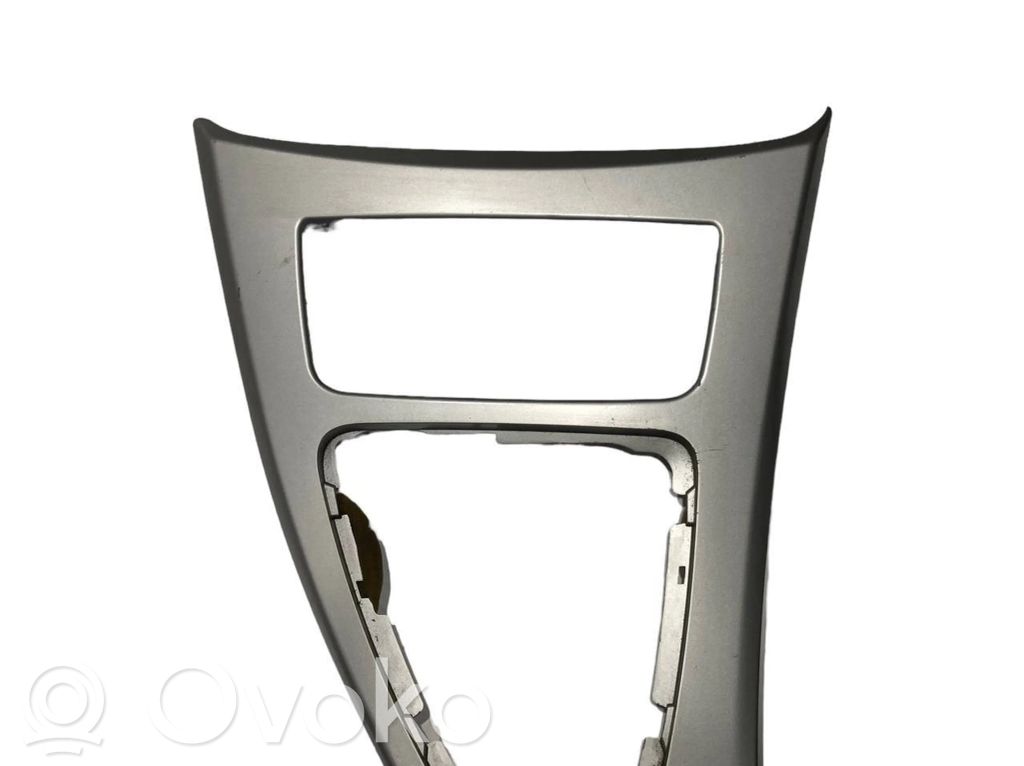 Ātrumu pārslēgšanas sviras dekoratīvā apdare (plastmasas)