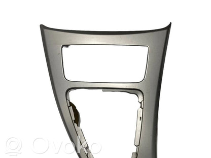 Ātrumu pārslēgšanas sviras dekoratīvā apdare (plastmasas)