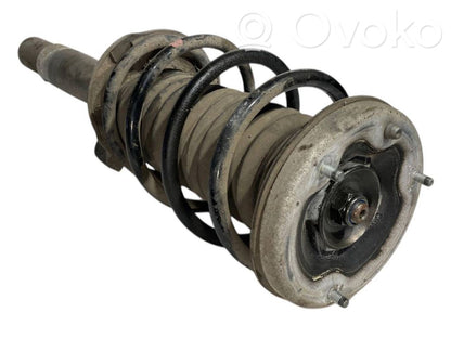 Priekšpusē amortizators ar atsperi