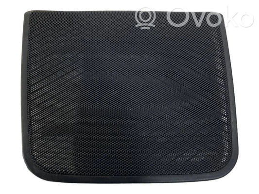 Aizmugurē skaļruņa dekoratīvā apdare