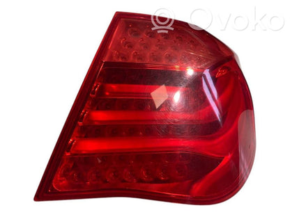 Aizmugurējais lukturis virsbūvē