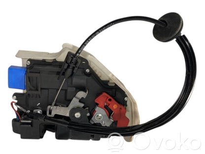 Priekšpusē slēdzene