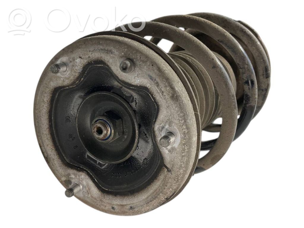 Priekšpusē amortizators ar atsperi