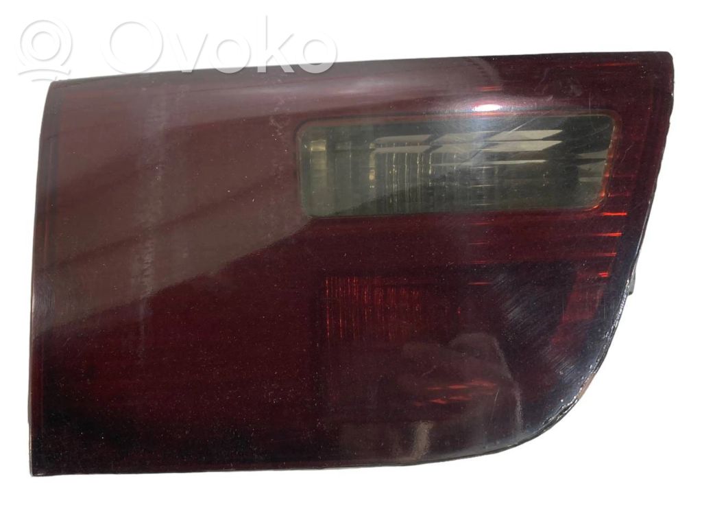 Aizmugurējais lukturis pārsegā