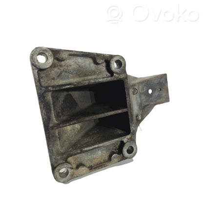 Engine mounting bracket