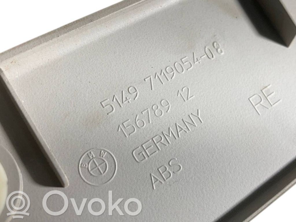 Augšējā dekoratīvā apdare (pie loga)