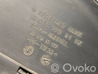 Dzinēja pārsega slēdzenes dekoratīvā apdare