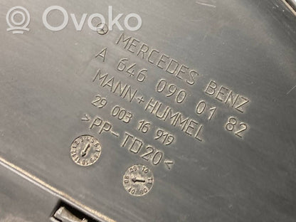 Dzinēja pārsega slēdzenes dekoratīvā apdare