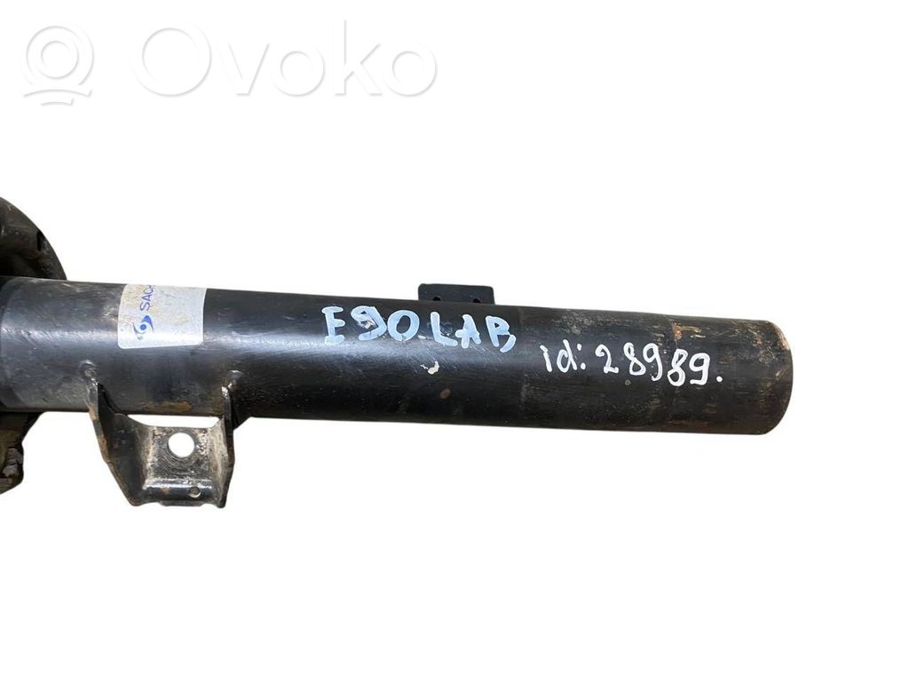 Priekšpusē amortizators ar atsperi