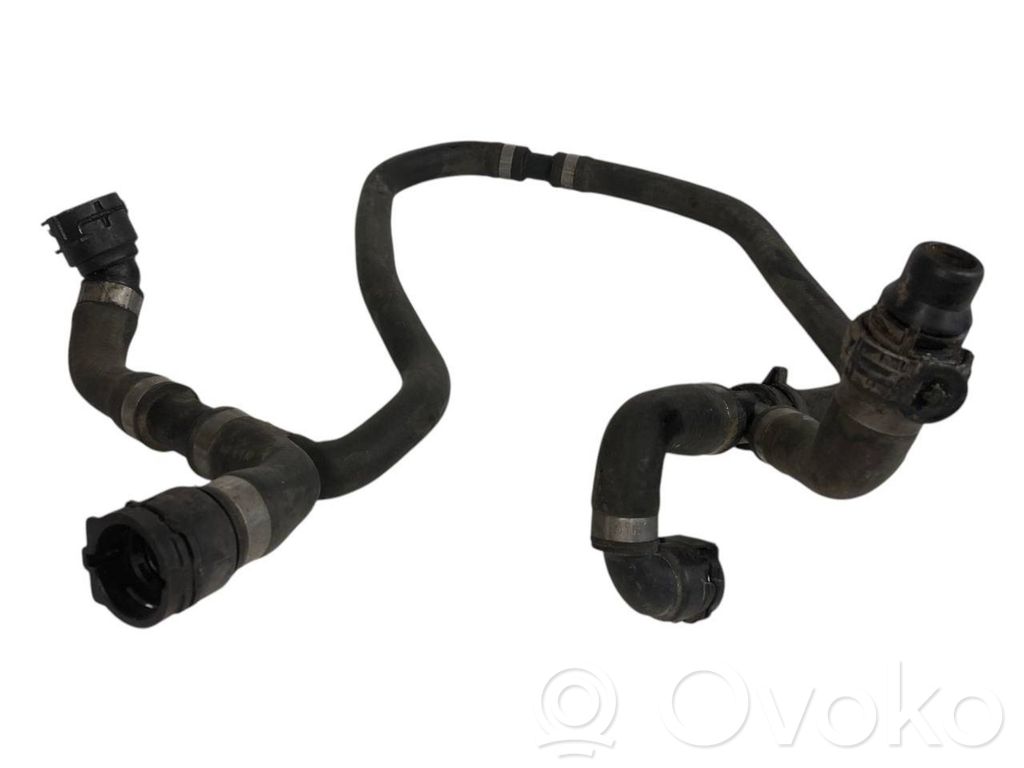 Caurulīte (-es) / šļūtene (-es)