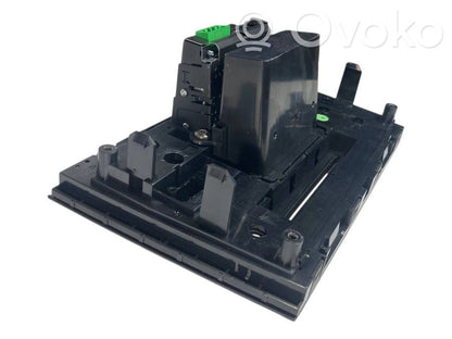 Radio / CD/DVD atskaņotājs / navigācija