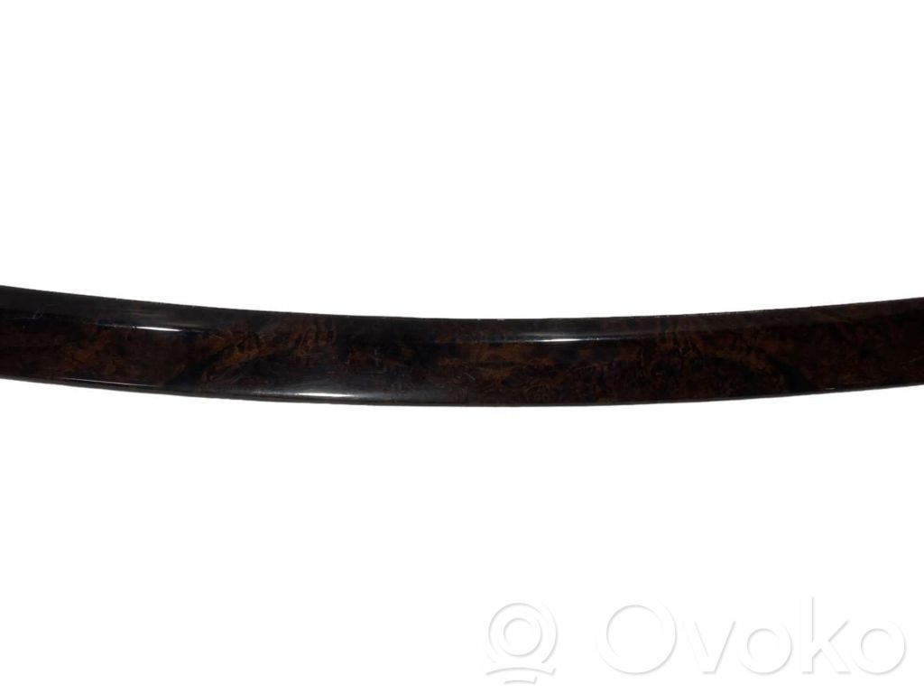 Priekšpusē dekoratīvās apdares lenta