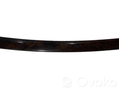 Priekšpusē dekoratīvās apdares lenta