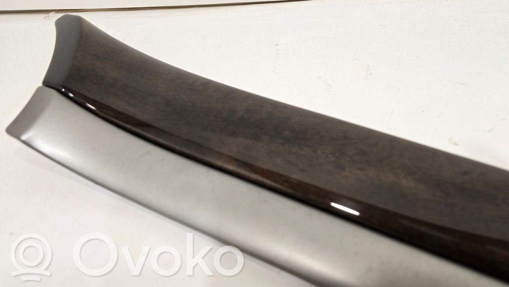 Декоративная отделочная полоса спереди