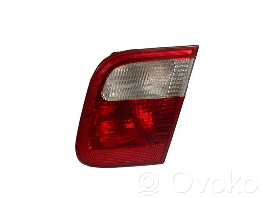 Aizmugurējais lukturis pārsegā