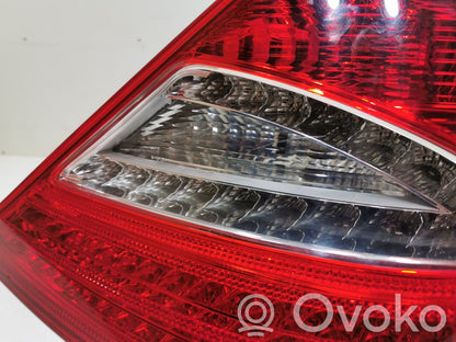 Aizmugurējais lukturis virsbūvē