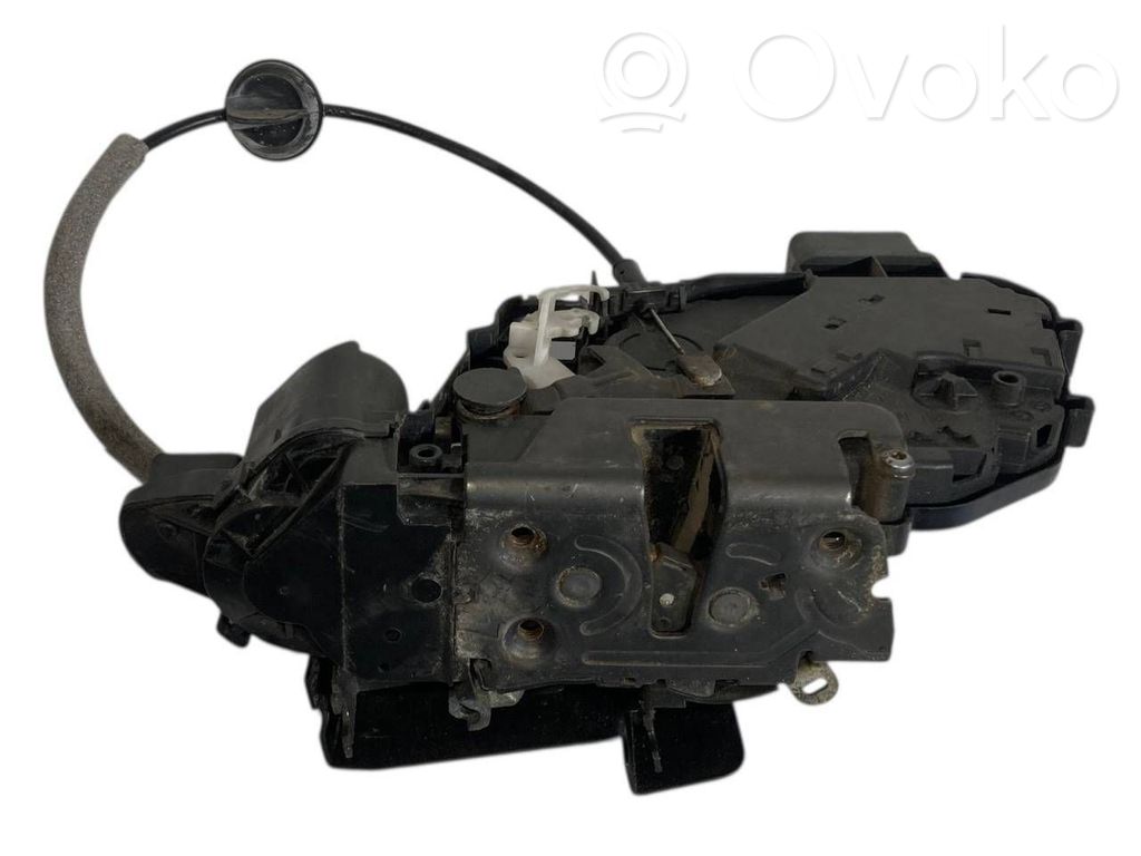 Priekšpusē slēdzene