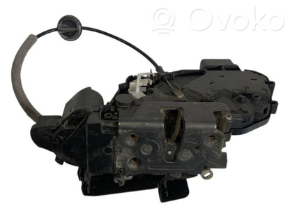 Priekšpusē slēdzene