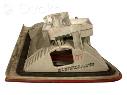 Aizmugurējais lukturis pārsegā