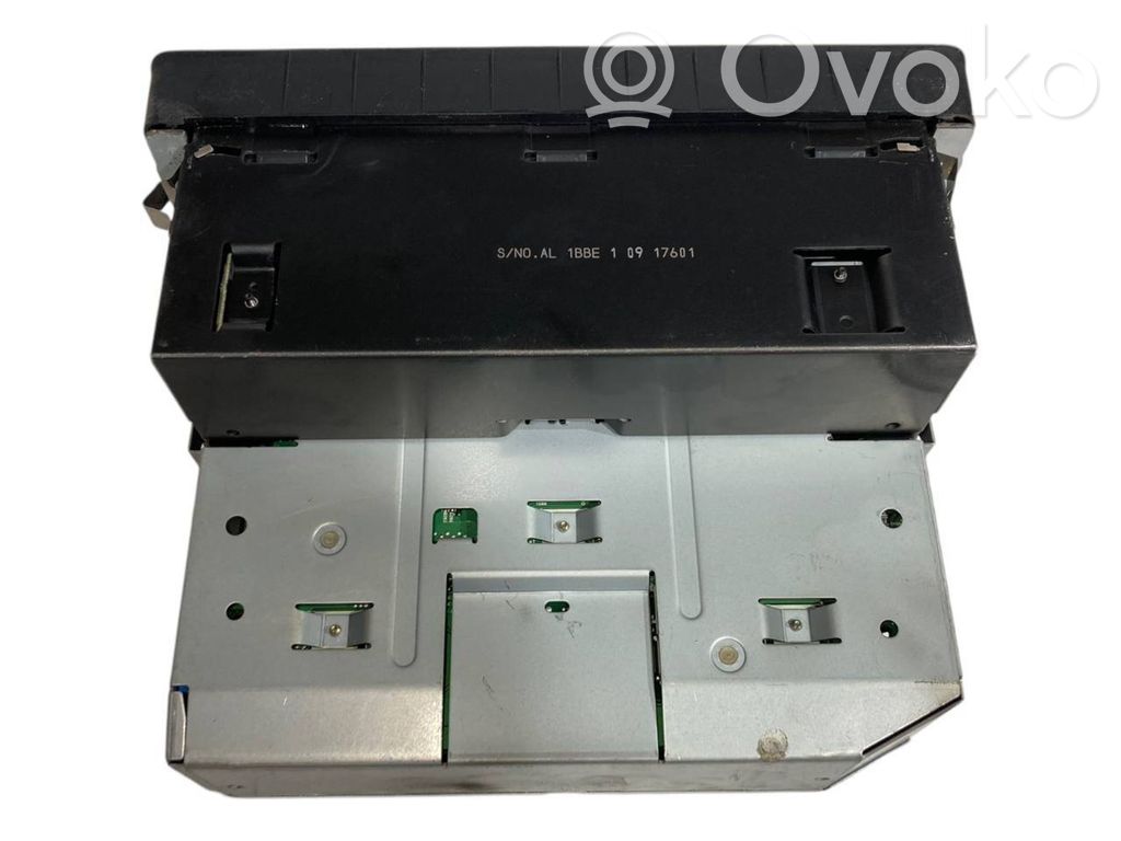 Radio / CD/DVD atskaņotājs / navigācija