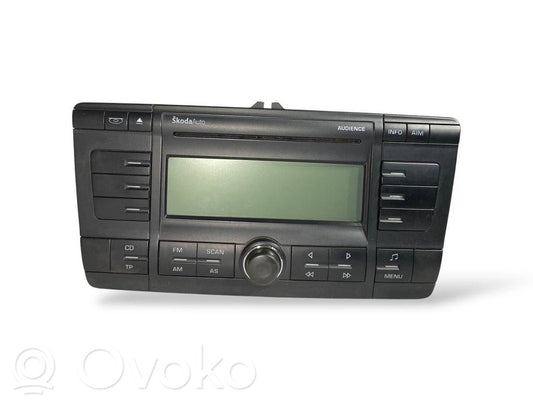 Radio / CD/DVD atskaņotājs / navigācija