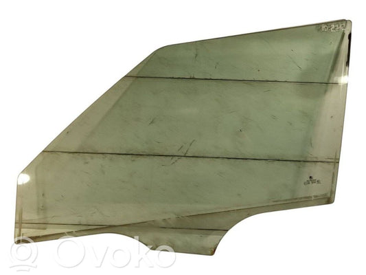 priekšējo durvju stikls (četrdurvju mašīnai)