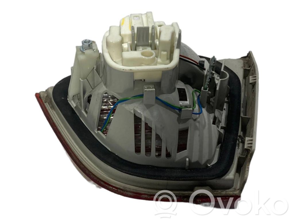 Aizmugurējais lukturis pārsegā