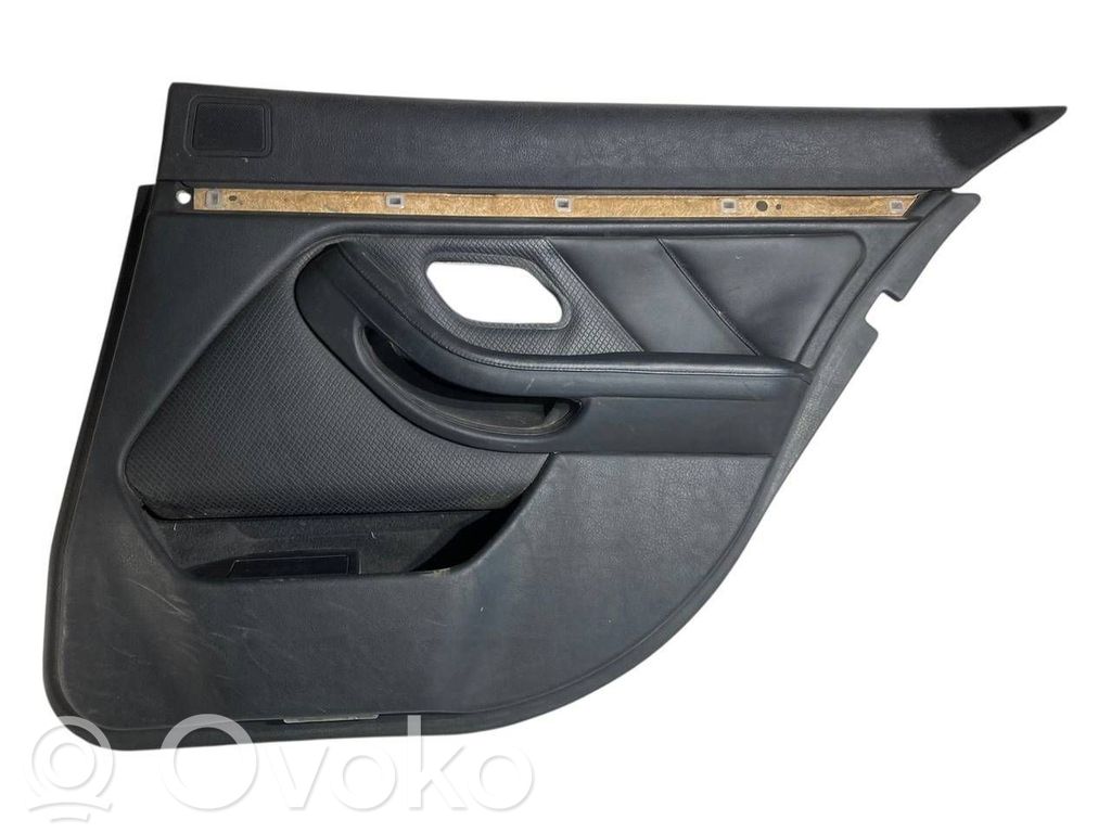 Apšuvums aizmugurējām durvīm