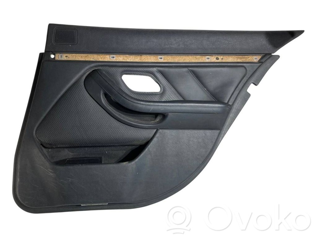 Apšuvums aizmugurējām durvīm