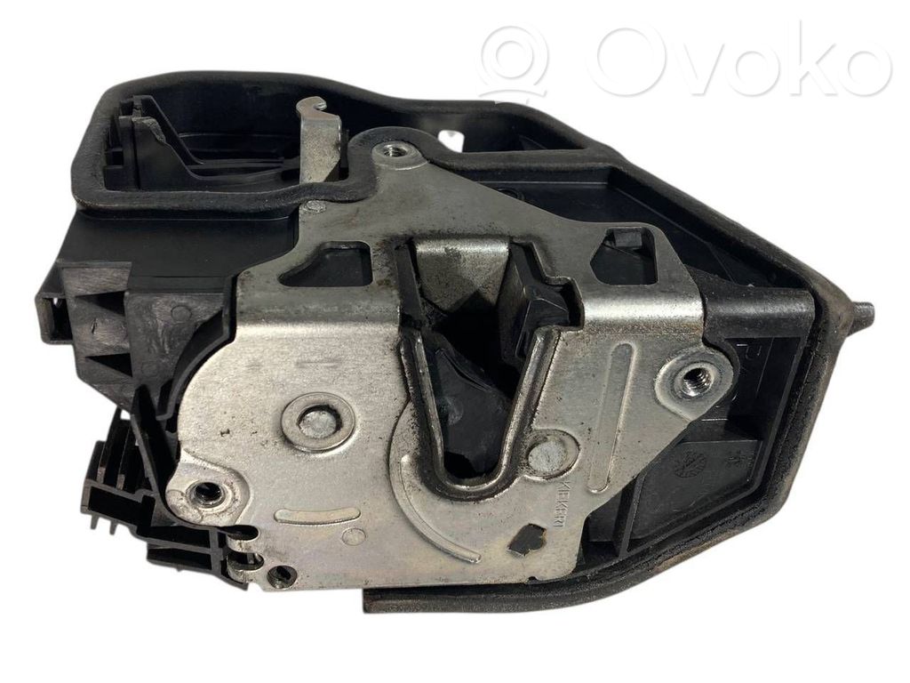 Priekšpusē slēdzene