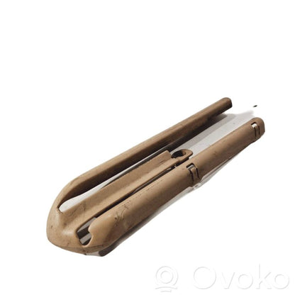 Priekšējā vadītāja sēdekļa sliedīte (-es)